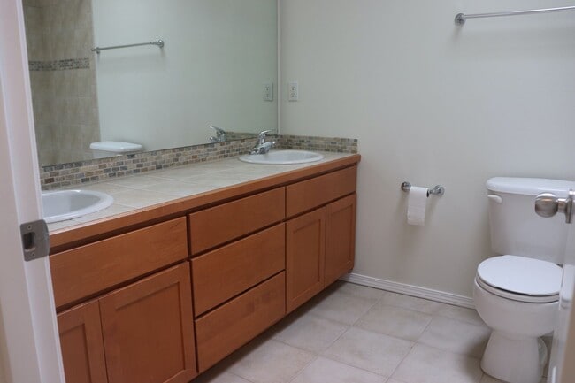 Building Photo - Beautiful 2 Bed/2 Bath Townhouse in Pinehu...