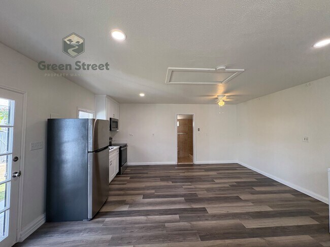 Building Photo - 1719 Oliver Ave