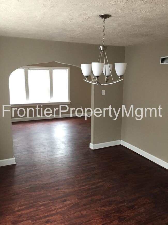 Building Photo - Recently Renovated 2 Bedroom Brick Bungalow!