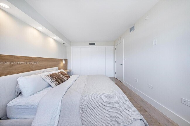 Building Photo - 1881 Washington Ave