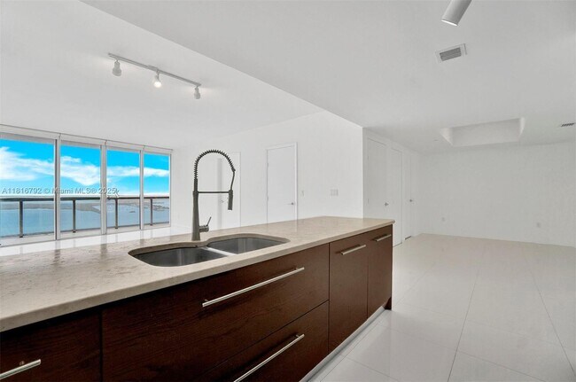 Building Photo - 465 Brickell Ave