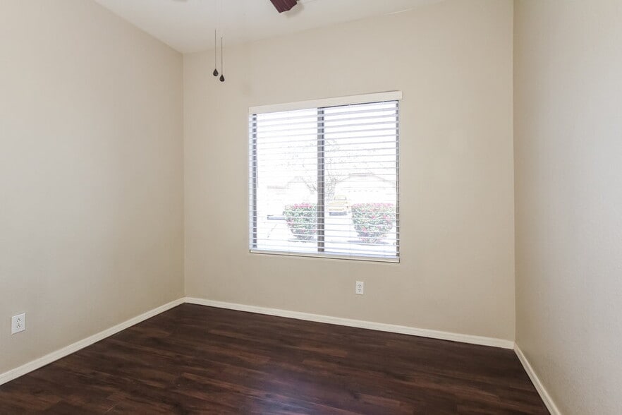 Building Photo - 505 W Del Rio Ln