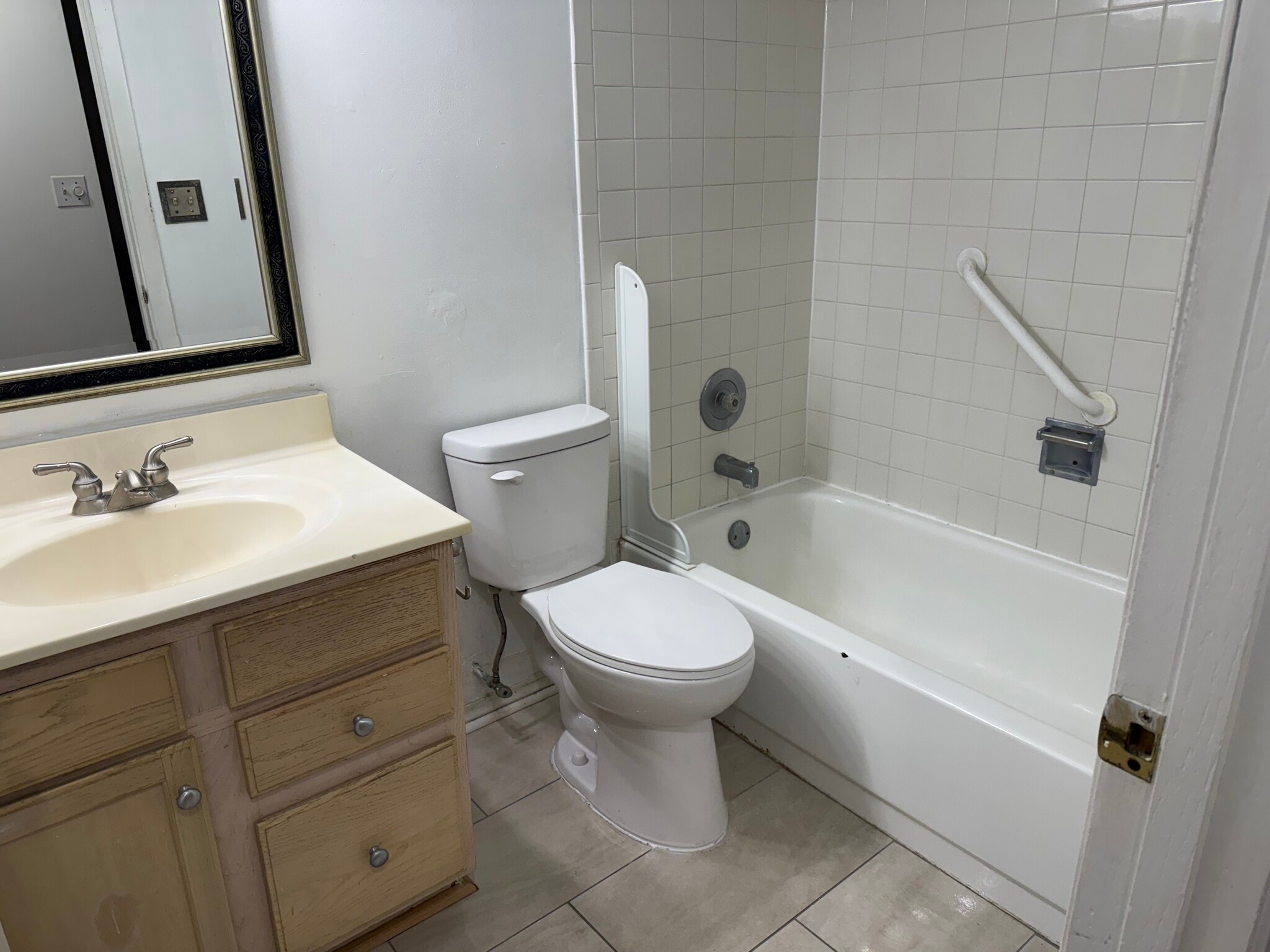 Building Photo - 1021 Perry Dr