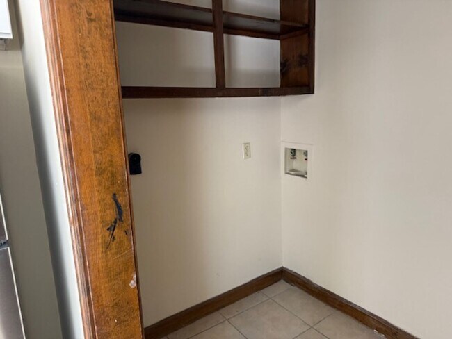 Building Photo - Three Bedroom 1.5 Bath Townhouse in Wester...