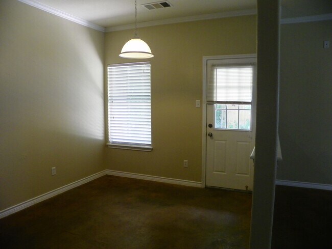 Building Photo - 2601 Cypress Ln