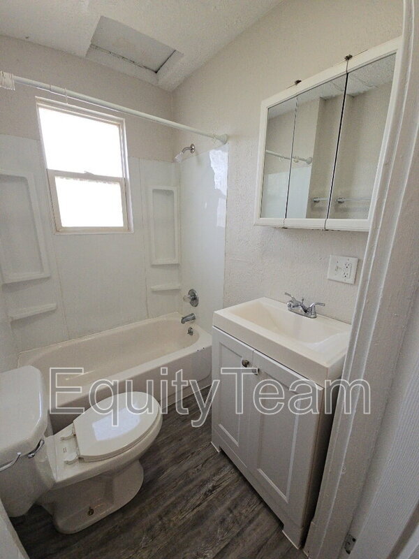 Building Photo - 421 S Jersey St