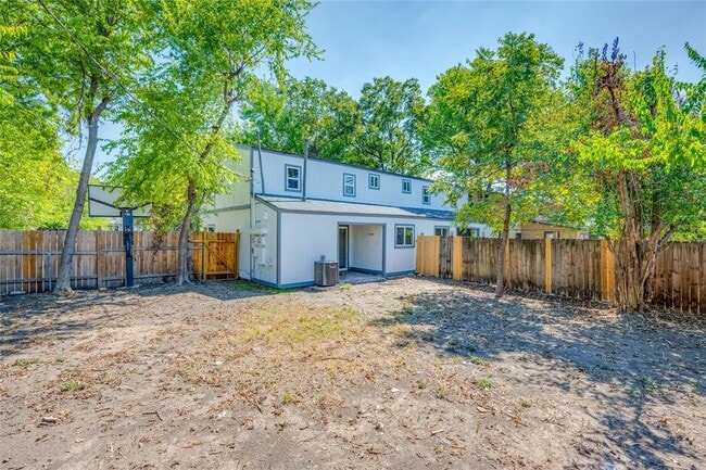 Building Photo - 1303 E St Johns Ave