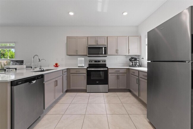 Building Photo - 377 NE 1st Ave