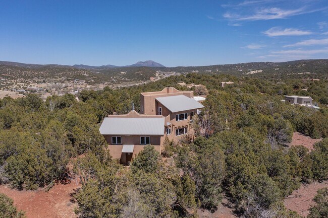 Primary Photo - Views! Beautiful 3 bedroom mountain retrea...