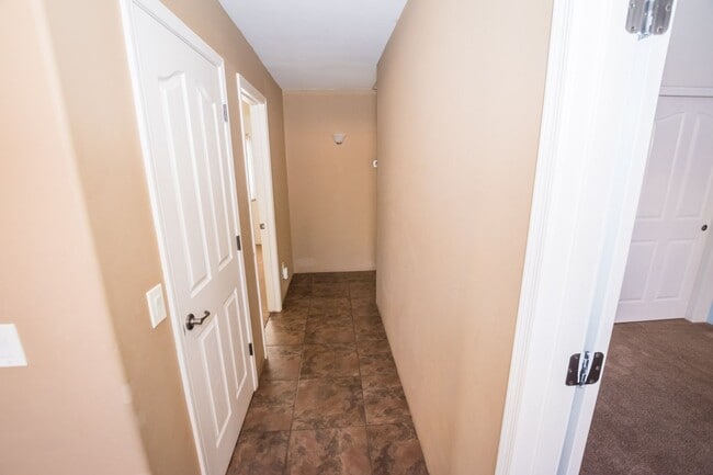 Building Photo - 3 Bedroom, 2 Bath Sante Fe, 2 Car Garage, ...