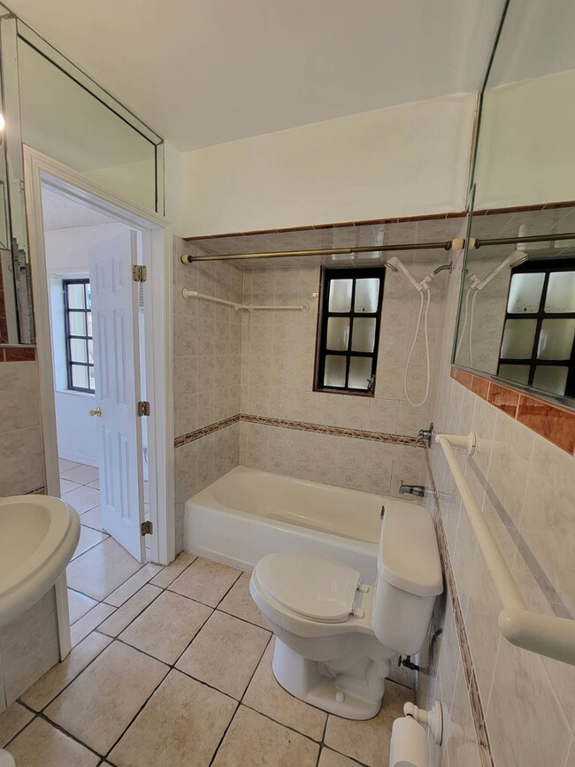 Building Photo - 120 NW 43rd Pl