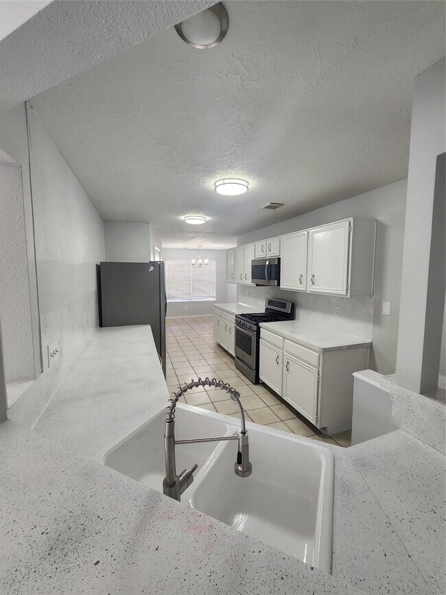 Building Photo - 5507 Clarkston Ln