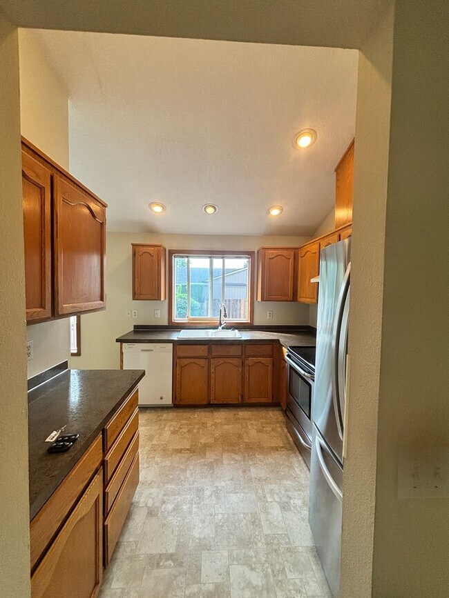 Building Photo - Spacious Tri-Level On Corner Lot