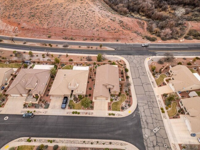 Building Photo - Single family with views and covered patio.