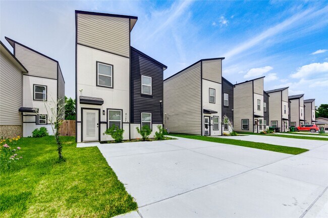 Building Photo - 8157 Tate St