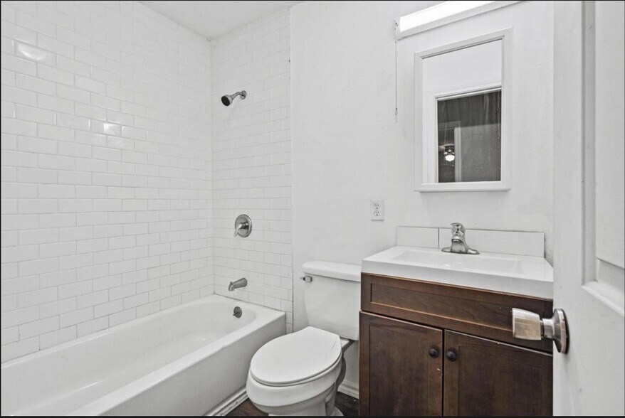 Bathroom - 701 W Hull St