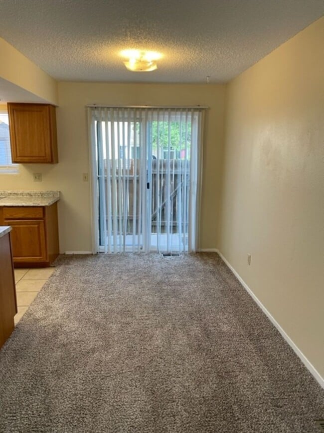 Building Photo - LA JOLLA 2BD TWO-STORY TOWNHOME CONVENIENT...