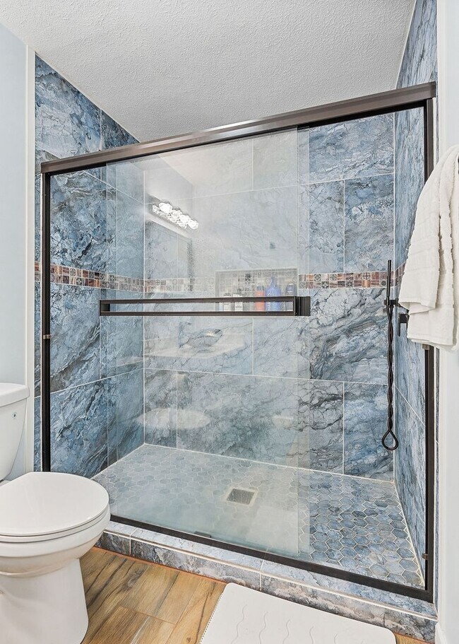 Building Photo - Spacious rental in desirable neighborhood ...