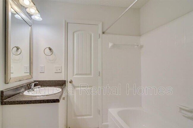 Building Photo - 2905 Arrowhead Dr