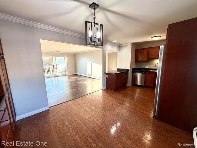 Building Photo - 2445 Torquay Ave