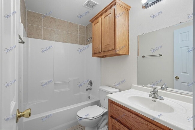 Building Photo - 509 W Cedar St