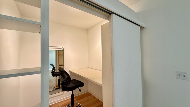 Building Photo - 1BR + Den / 1BA with Private Patio + Parking!