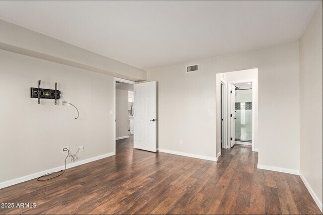 Building Photo - 1424 N Dorsey Ln