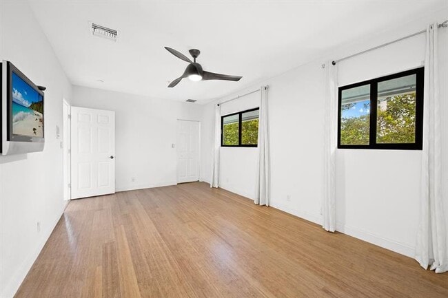 Building Photo - 1260 N Riverside Dr