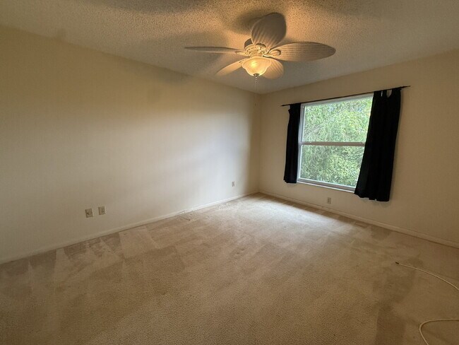 Building Photo - Spacious 2BR/2BA Condo with Vaulted Ceilin...