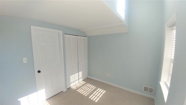 Building Photo - Quaint & Cozy 2 BR 2 BA in Fells Point/Canton Neighborhood Overlooking River