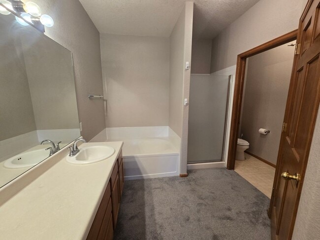 Building Photo - Bright and open Condo, walking distance to...