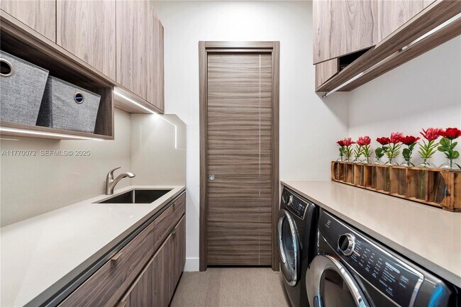 Building Photo - 1400 Bayview Dr