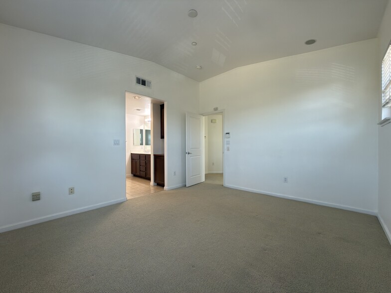 Master Bedroom Bathroom + Hallway - 300 Presidio St