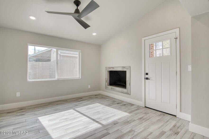 Building Photo - 892 E Glenn St