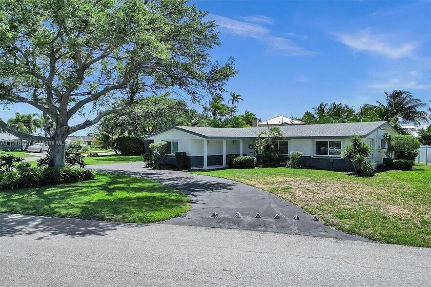 Building Photo - 2761 NE 12th St