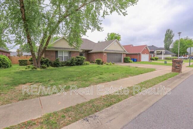 Building Photo - 3606 SE 8th St