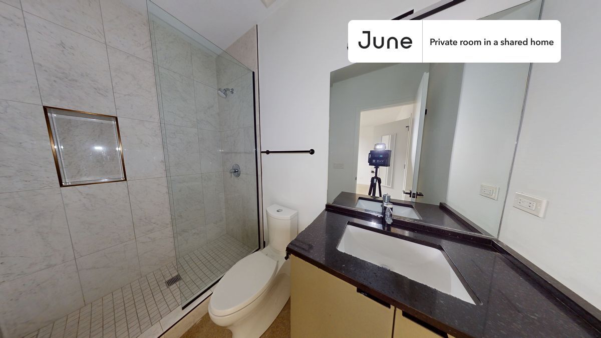 Building Photo - Private bedroom in 4 bed/3.5 bath Home