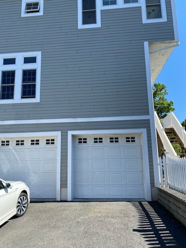 Building Photo - Three Bedroom 3.5 baths Townhouse for Rent...