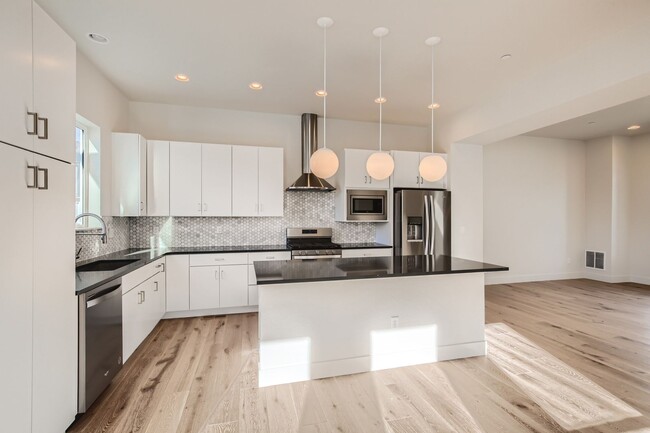 Building Photo - Stylish 3 bed/4 bath Town Home