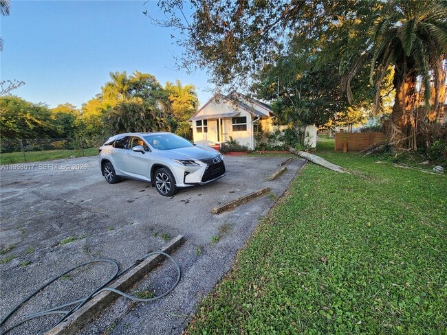 Building Photo - 4616 SW 33rd Ave