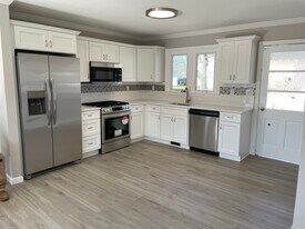 Building Photo - 720 Barberry Dr
