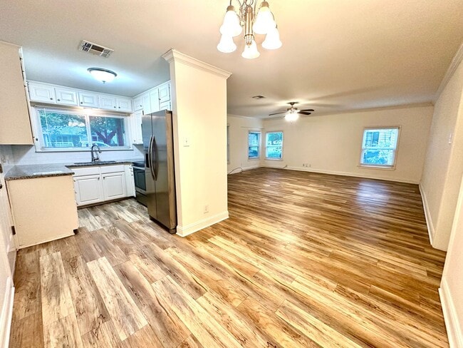 Building Photo - **Application Received ** Available Now! Charming 4-Bedroom Home with Modern Kitchen & Spacious B...