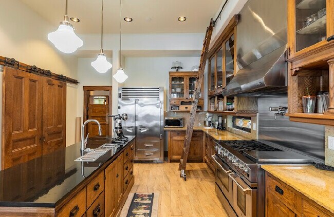 Building Photo - 8815 Oertel Dr