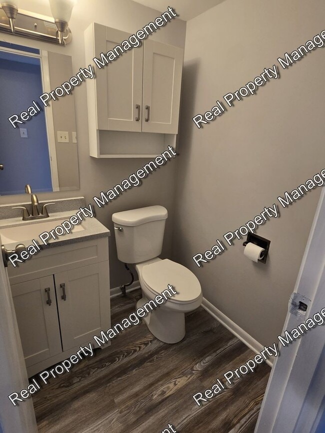 Building Photo - Large 2 Bedroom Duplex