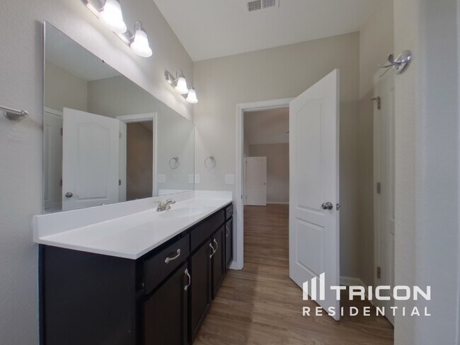 Building Photo - 1130 Blue Topaz Dr
