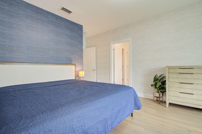 Building Photo - 587 Sanderling Cir