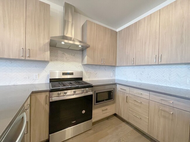 Building Photo - Improved Price!!!! Bustling Location! Mode...