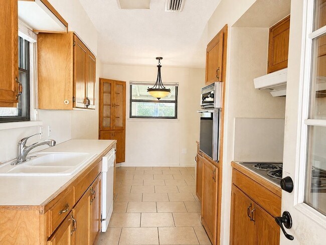 Building Photo - 2025 Meadow Glen