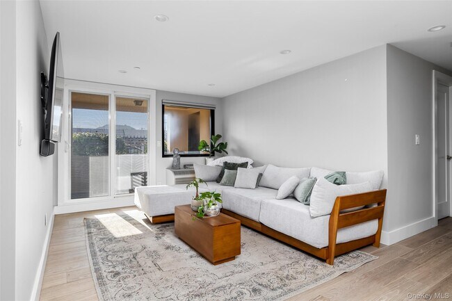 Building Photo - 185 W Park Ave