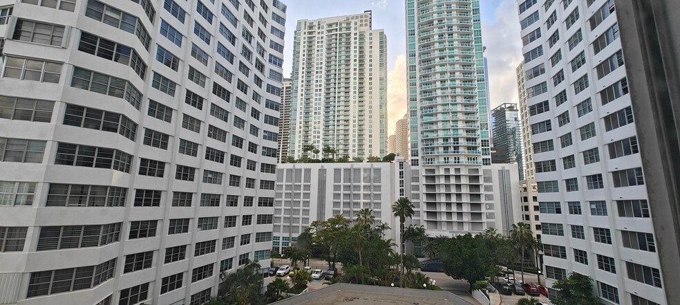 Building Photo - 905 Brickell Bay Dr